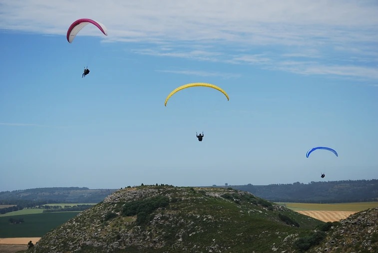 Imagen de personas haciendo parapente