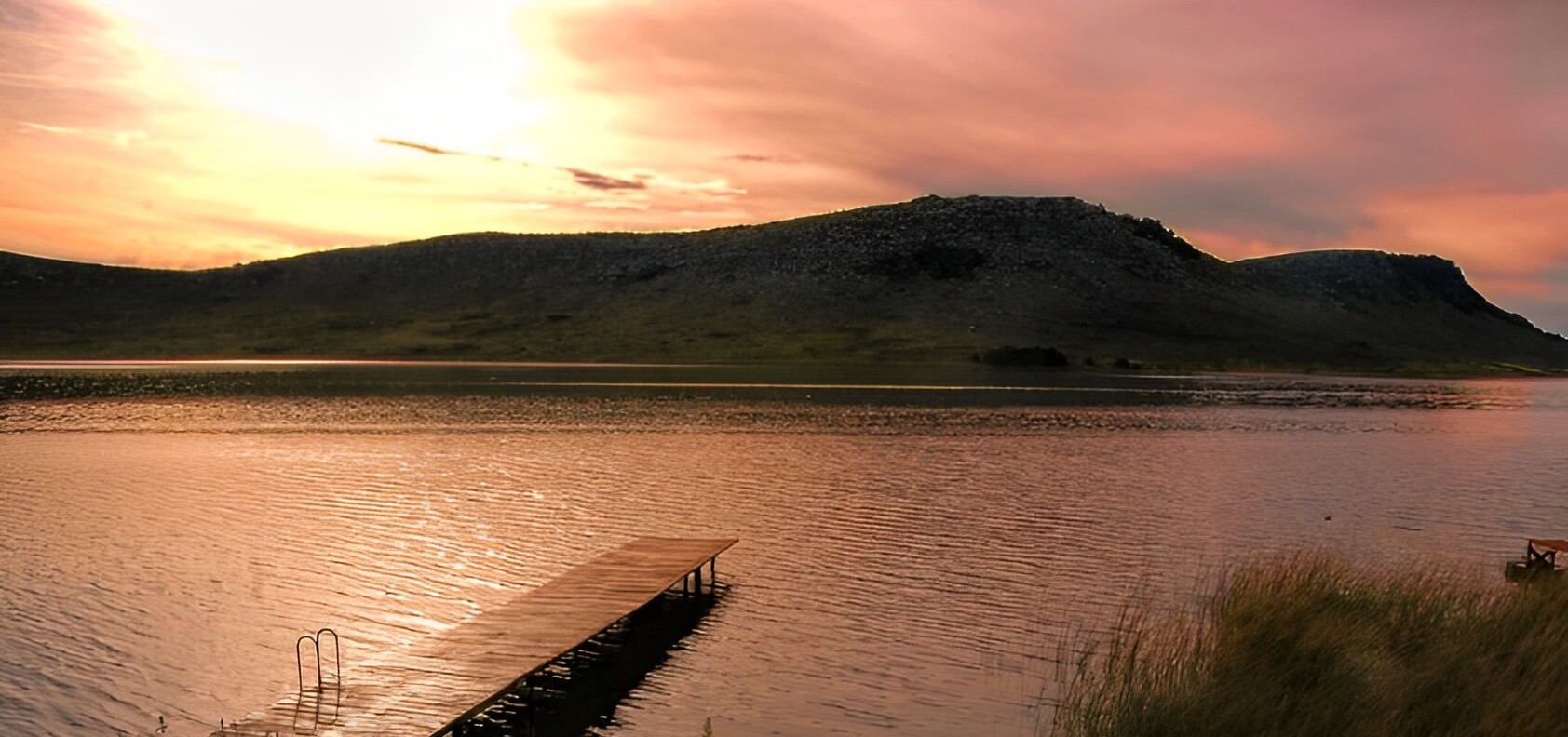 imgen de paisaje laguna y siera la bra